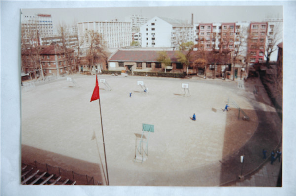 学校当年的土操场.jpg